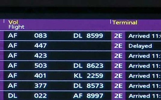 Painel do aeroporto Charles de Gaulle, em Paris, aponta o voo AF 447 como atrasado |