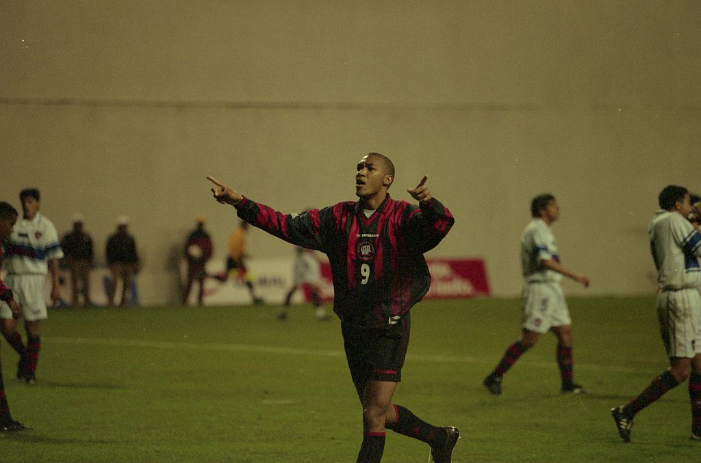 Lucas comemora o gol marcado contra o Cerro Porteño | Valterci Santos/Gazeta do Povo