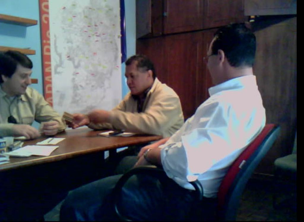 Raul D´Araújo Santos, Manassés de Oliveira e Alexandre Gardolinski, em vídeo que mostra o pagamento aos candidatos desistentes: imagens levaram o prefeito Richa a demiti-los | Reprodução