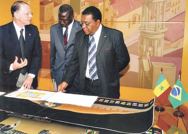 Memorial da consciência negra - O cônsul do Senegal, Ozeil Moura dos Santos, comemora a realização de projeto pelo qual batalha há 17 anos, a construção do Portal Africano, que será erguido na Praça Zumbi dos Palmares. Pioneiro no país, o portal foi elaborado pelo arquiteto Fernando Canali, em área de 40 mil m2 e será um memorial da consciência negra. O projeto foi apresentado pelo secretário de Relações Internacionais e Cerimonial da Prefeitura de Curitiba, sr. Eduardo Guimarães ao cônsul e ao embaixador do Senegal, sr. Fodé Seck |