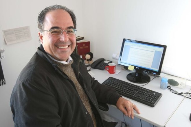 Gustavo encara a doença com bom humor, mas percebe o preconceito dos outros | 