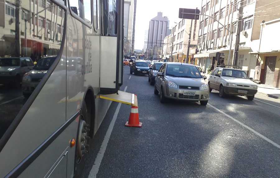 Porta se abriu e atingiu motoboy que passava ao lado do ligeirinho | João Varella/Gazeta do Povo