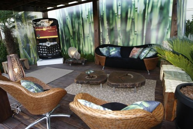 Plotagem de bambus cobre uma das paredes do bangalô do ambiente Viva o Verde | 