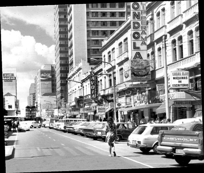 Rua XV e sua primeira quadra em 1972, antes do fechamento | 