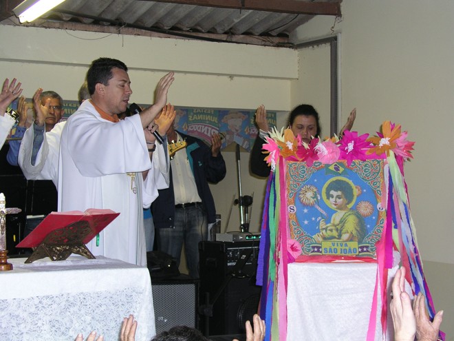Além da diversão, a festa junina tem missa e orações dos fiéis |
