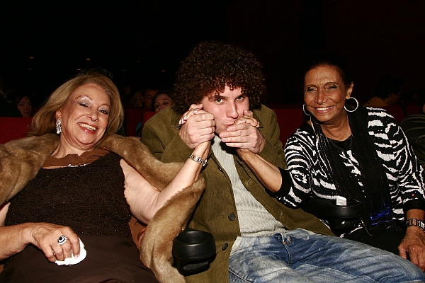 A emoção marcou a pré-estreia curitibana do documentário Cantoras do Rádio, nesta quinta-feira, no Unibanco Arteplex do Shopping Crystal. O diretor paranaense Gil Baroni acompanhou a sessão, lotada, entre as cantoras Carmélia Alves (à esq.) e Ellen de Lima, duas das protagonistas do filme, que entra em circuito nacional na próxima quinta-feira | Marcelo Elias