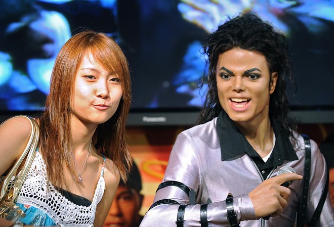 Mulher é fotografado ao lado de figura de Michael no complexo de entretenimento em Hong Kong |