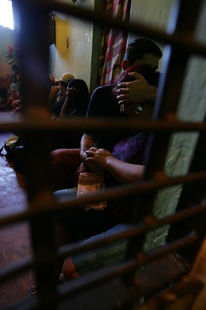 Familiares de presos têm de entrar nas celas durante as visitas: risco de virarem reféns | 