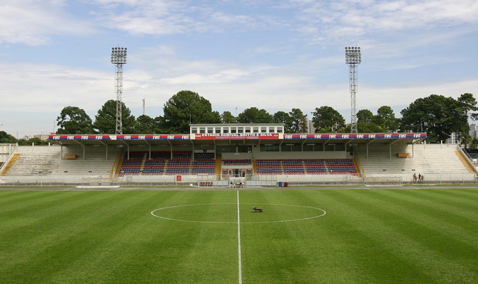 Imagem do estádio Durival Britto em abril de 2008. Vila Capanema pode reviver clima de 1950 | Giuliano Gomes / Gazeta do Povo
