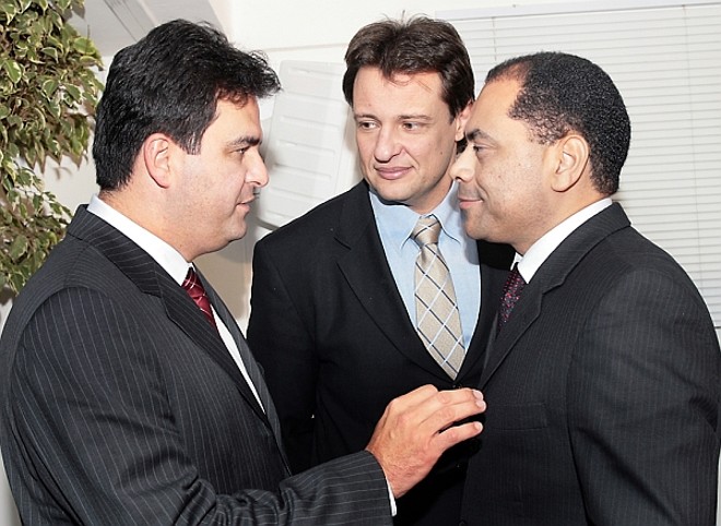 O diretor-geral do Hospital Milton Muricy, Marcus Vinícius Todesco (ao centro) recebeu na quarta-feira o superintendente da Amil Paraná, André Madureira (à esq.), e o diretor de operações da Amil Dental, Clêner de Almeida, para o coquetel de lançamento do novo produto da operadora, o Hospital Odontologicamente Assistido |