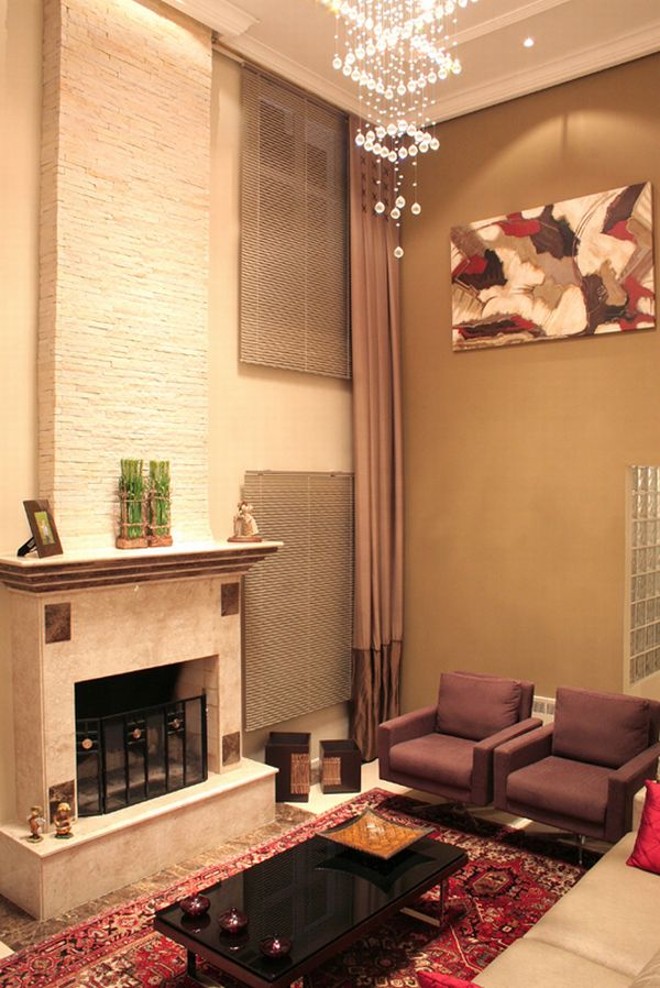 A lareira é uma boa opção para dividir ambientes. No projeto de Caroline Bollmann foi usada pedra filetada para deixar a peça discreta |