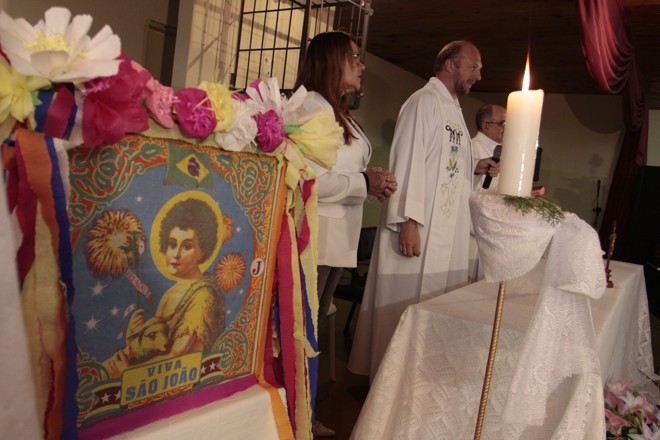 O primeiro ato da festa é uma missa, rezada pelo padre da comunidade | 