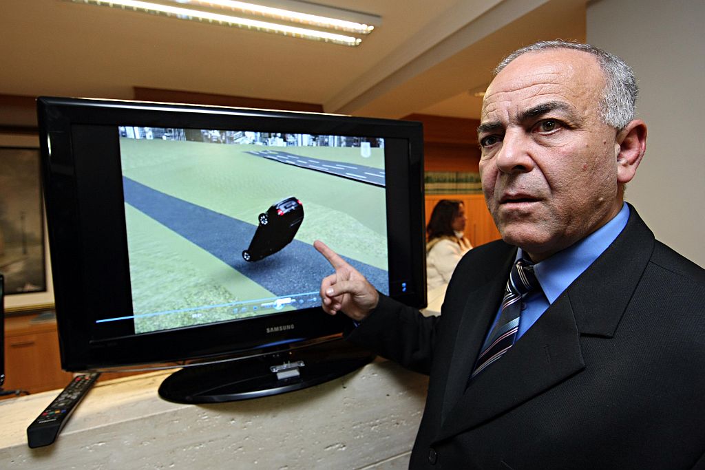 O advogado Elias Mattar Assad mostra simulação do acidente | Albari Rosa/Gazeta do Povo