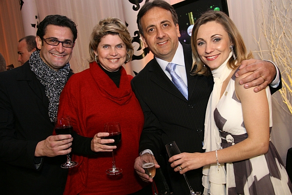 O diretor teatral George Sada e a empresária Léa Kerkoff (ambos à esq.) com o casal Karoline Tartas e Paulo Colnaghi na festa pelos 20 anos da Pró Vita Eventos, no animado coquetel realizado na noite de segunda, no Espaço Batel | Estéfano Lessa