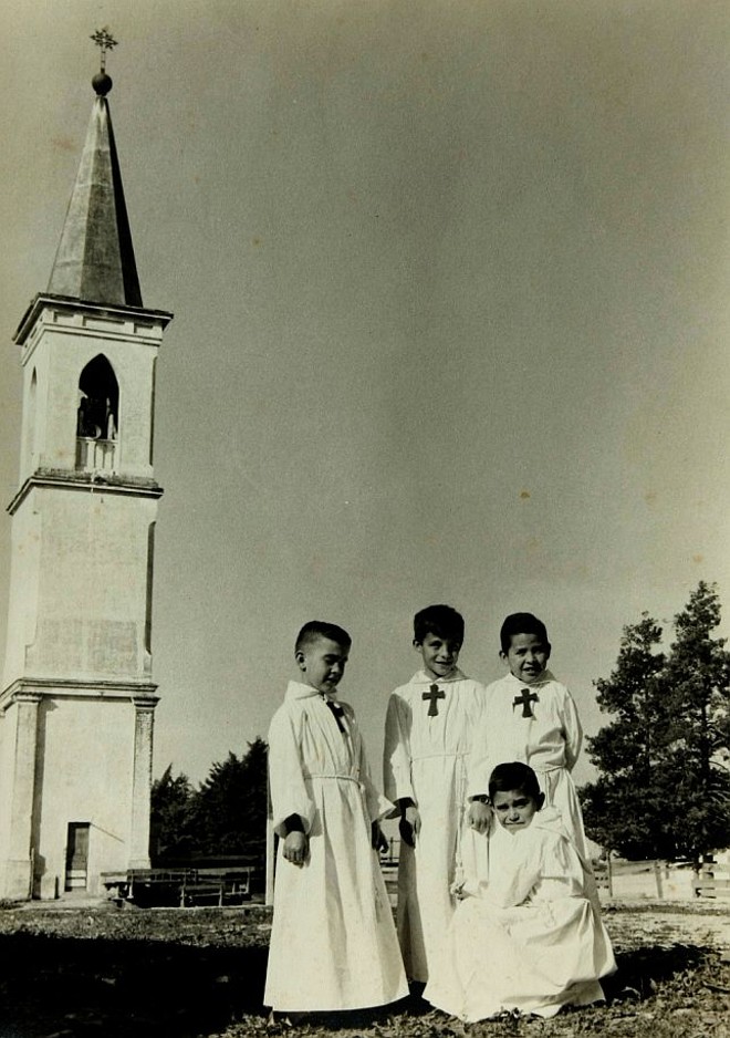 Retrato antigo: meninos do lar com torre da igreja ao fundo | 