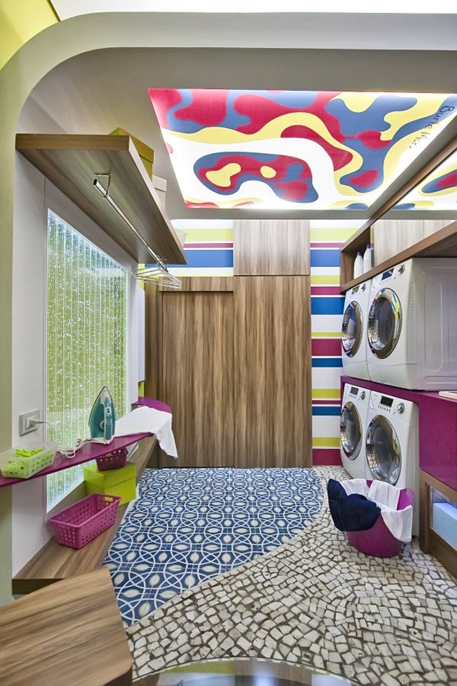 Na Lavanderia do Condomínio, as referências ao paisagista estão no petit-pavé e no painel iluminado do teto | 