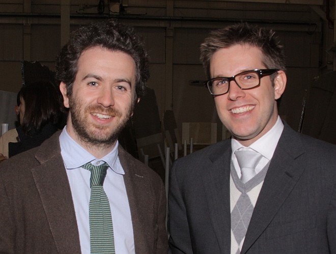 O italiano Luca Bertacchi (à esq.) e o brasileiro Sandro Tubertini, no coquetel oferecido quarta-feira pela marmoraria Michelangelo aos arquitetos que participaram do 1º Simpósio Internacional de Sustentabilidade em Arquitetura e Urbanismo, promovido pela AsBEA-PR |