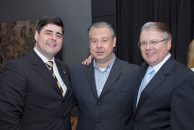 Acacio Queiroz, presidente e CEO da Chubb Seguros (à dir.), e Edmilson Silva (à esq.), gerente da sucursal da seguradora em Curitiba, com o arquiteto Eduardo Mourão, no coquetel realizado na Casa Cor. O evento reuniu cerca de 200 convidados na última terça-feira |