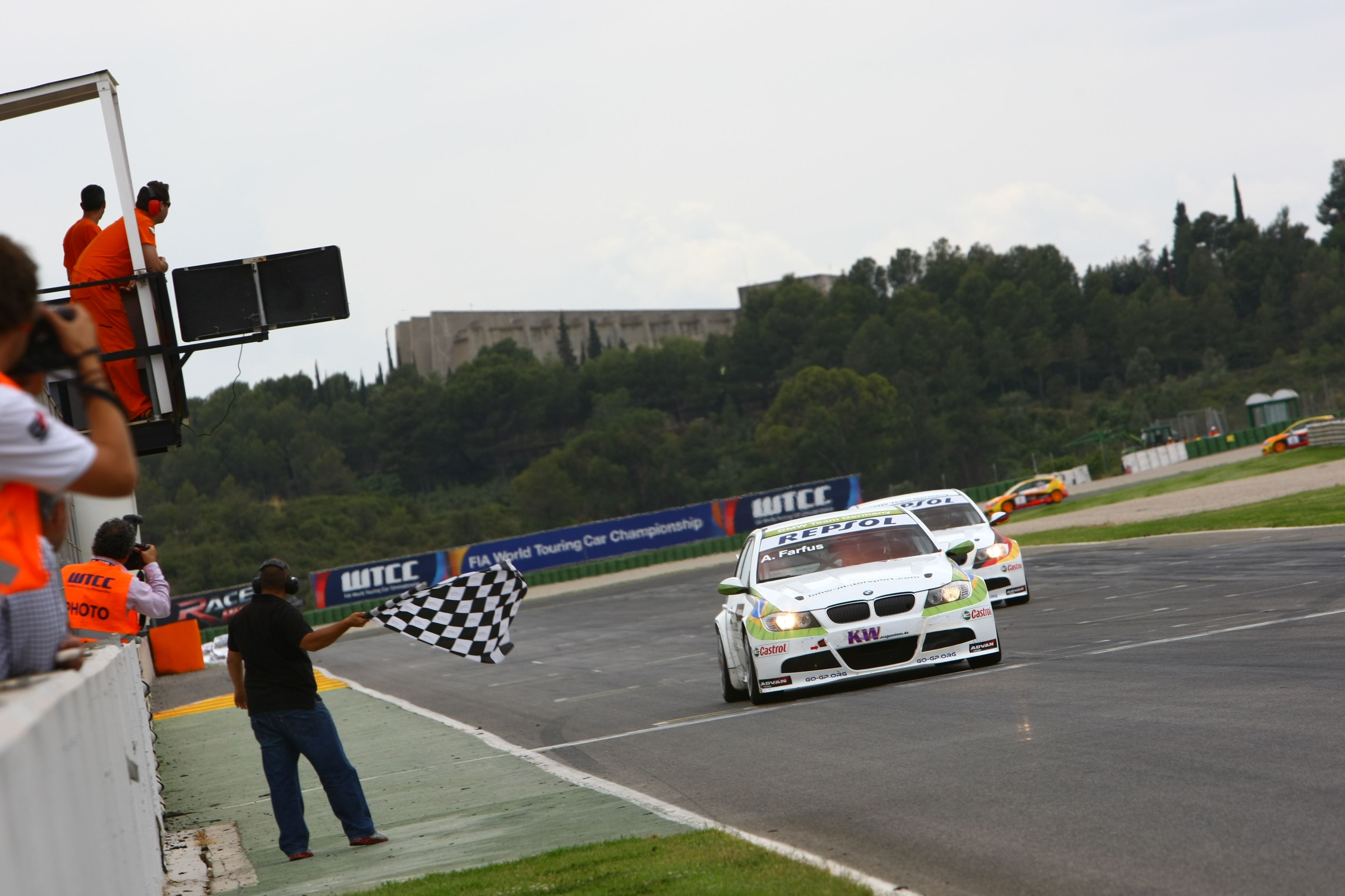Farfus cruzou em primeiro pela primeira vez no ano e ficou muito perto da liderança do WTCC | Divulgação / FIA WTCC