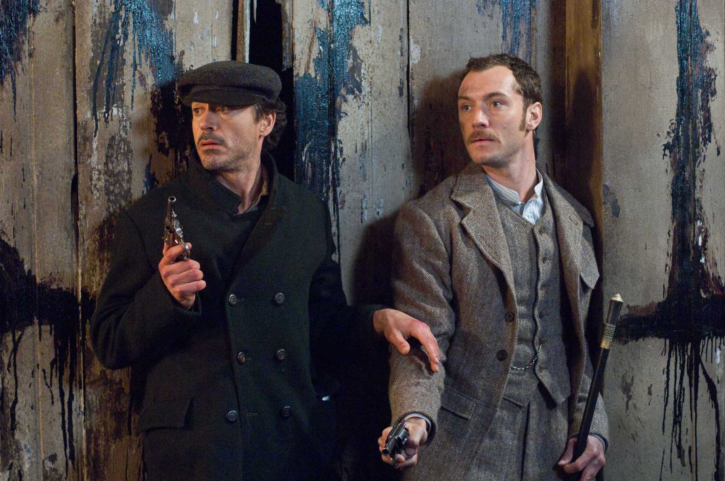 Os atores Robert Downey Jr. Jude Law interpretam respectivamente os célebres personagens Sherlock Holmes e Dr. Watson na adaptação do diretor Guy Ritchie | Divulgação