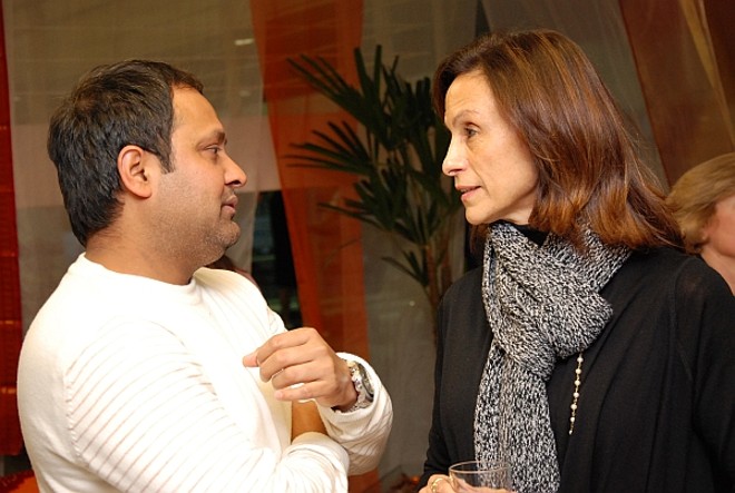 Márcia de Luca conversa com Nirav Sood, diretor do Centro Cultural Indiano Himalaias, durante o evento Yoga Special Day, promovido ontem na academia Cia Athletica. Márcia, que é madrasta da primeira-dama da França, Carla Bruni-Sarkozy, veio anunciar a ampliação do seu projeto Yoga Pela Paz, do qual Curitiba será uma das sedes |