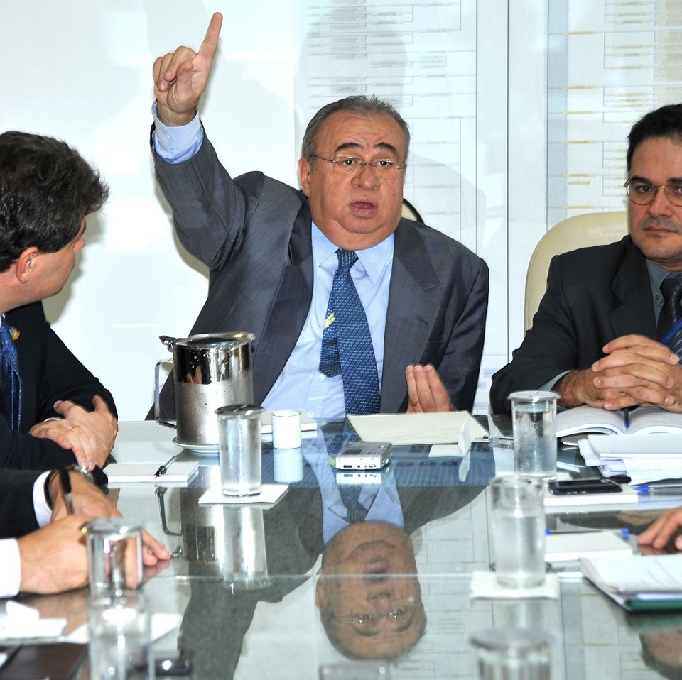 Se não é ilegal, continua legal. Não há porque isso ser reavaliado. O telefone é instrumento de trabalho do Senado.Heráclito Fortes(DEM-PI), primeiro-secretário do Senado. | José Cruz/ABr