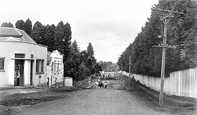 Rua Mauá, ao lado do campo do Coritiba. Árvores e muita madeira aplicada, em 1947 |