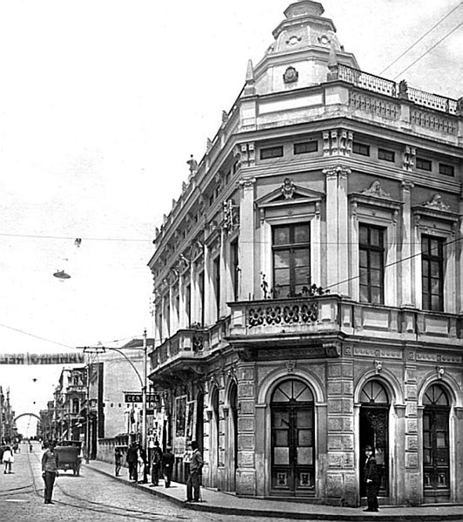 Entrada da Rua XV em 1920. No prédio em destaque funcionava a padaria Müller | 