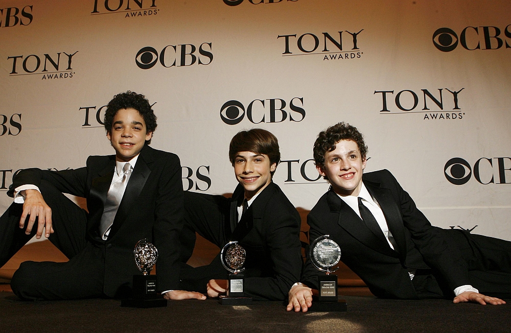 Os atores David Alverez (à esq.), Trent Kowalik (ao centro) e Kiril Kulish comemoram os prêmios do espetáculo "Billy Elliot" no Tony Awards | Reuters/Lucas Jackson
