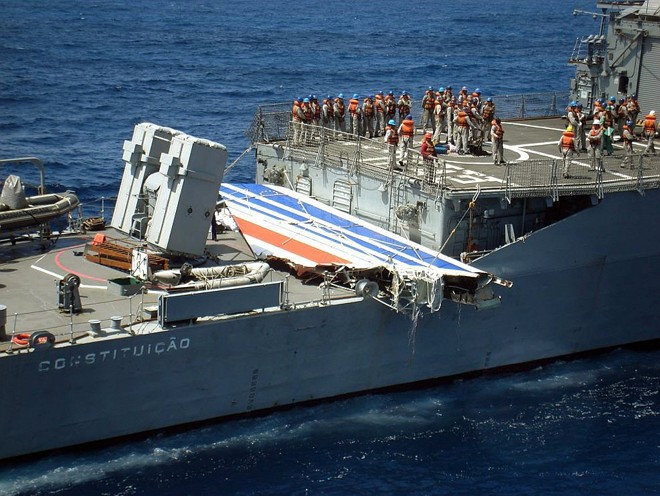 Cauda do avião é levada para Fernando de Noronha: peças serão inspecionadas | 