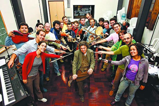 Orquestra à Base de Sopro cerca Arrigo Barnabé: parceria rendeu a suíte