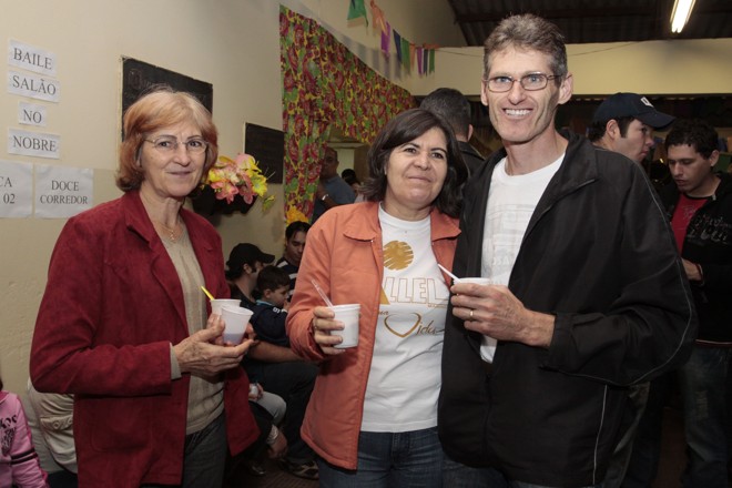 Frequentadora da festa desde décadas anteriores, a pensioanista Fátima Adami (à esquerda) garante que a celebração preserva sua essência | 