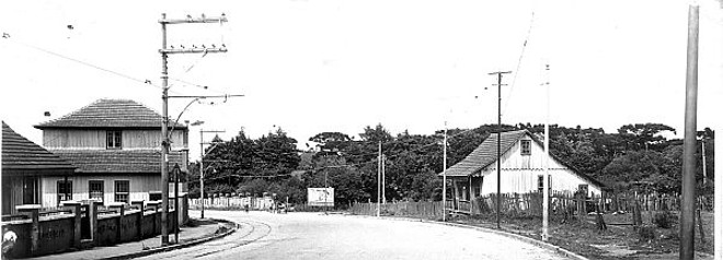 Bacacheri, Avenida Graciosa: árvores, casas e cercas de madeira, em 1944 |