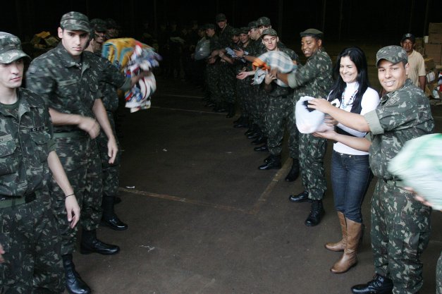Apenas no dia 7 de junho, com ajuda de soldados do exército, foram arrecadadas 20 mil peças | Divulgação/Prefeitura de Maringá
