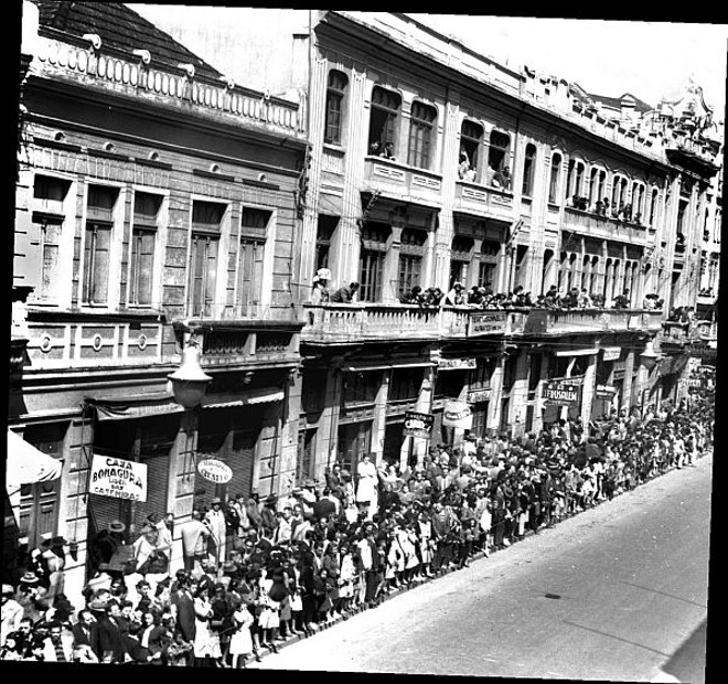 Povo esperando o desfile na Rua XV, em 1948 | 