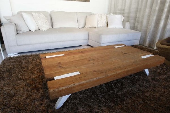 Para ficar em paz com o meio ambiente há opções de mesas de centro feitas com madeira de demolição. R$ 2.152, na Inove | 