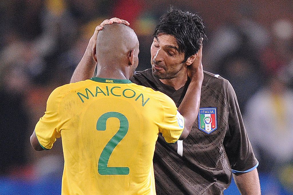 Maicon, lateral-direito da Inter de Milão, consola Buffon, goleiro da Juventus: as traves do italiano evitaram uma goleada ainda maior | Vincenzo Pinto/AFP