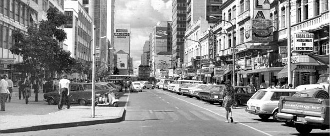 No mês passado, ocorreu o aniversário do fechamento da Rua XV de Novembro para uso exclusivo aos pedestres. A fotografia que mostramos é da primeira quadra daquela via, no início de 1972 quando ainda trafegavam automóveis por aquela principal rua de Curitiba | 