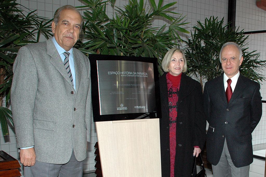 O reitor da Universidade Positivo, Oriovisto Guimarães (à esq.), Marilu Stellfeld, bisneta do farmacêutico Augusto Stellfeld, e o presidente do Conselho de Administração do Boticário, Miguel Krigsner, inauguraram nesta segunda-feira pela manhã o Espaço História da Farmácia Acervo O Boticário e Farmácia Stellfeld. O museu, que foi transferido do Shopping Estação, fica no Bloco Marrom do campus da UP | Gisele Koprowski