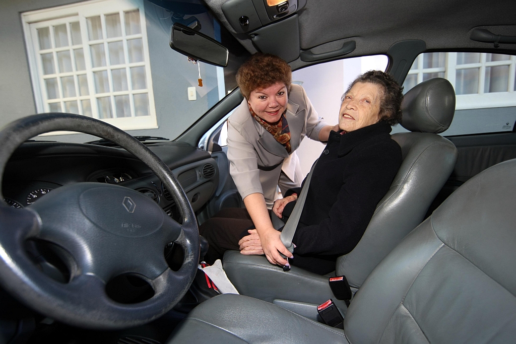 Suenya Vaz e a avó Matotina, de 88 anos: inspiração para atendimento vip | Albari Rosa/Gazeta do Povo