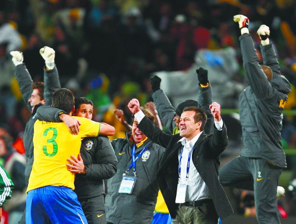 Comemoração de Dunga, comissão e jogadores após o apito final | Jerry Lampen/ Reuters