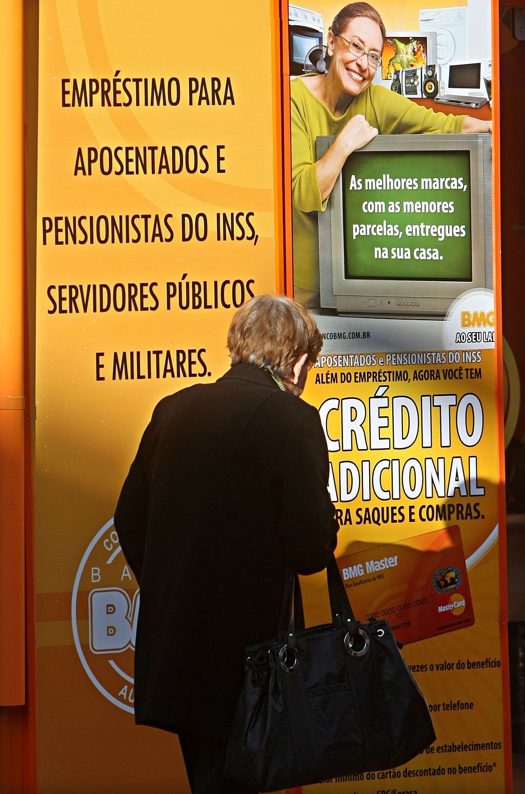 Cartaz de financeira em Curitiba: mais recursos para crédito consignado | Albari Rosa/Gazeta do Povo