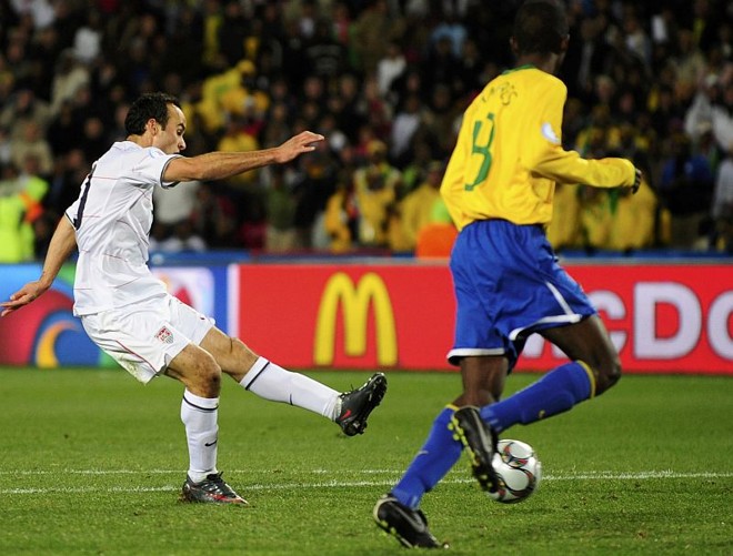 Landon Donovan chuta para fazer o segundo gol dos EUA |