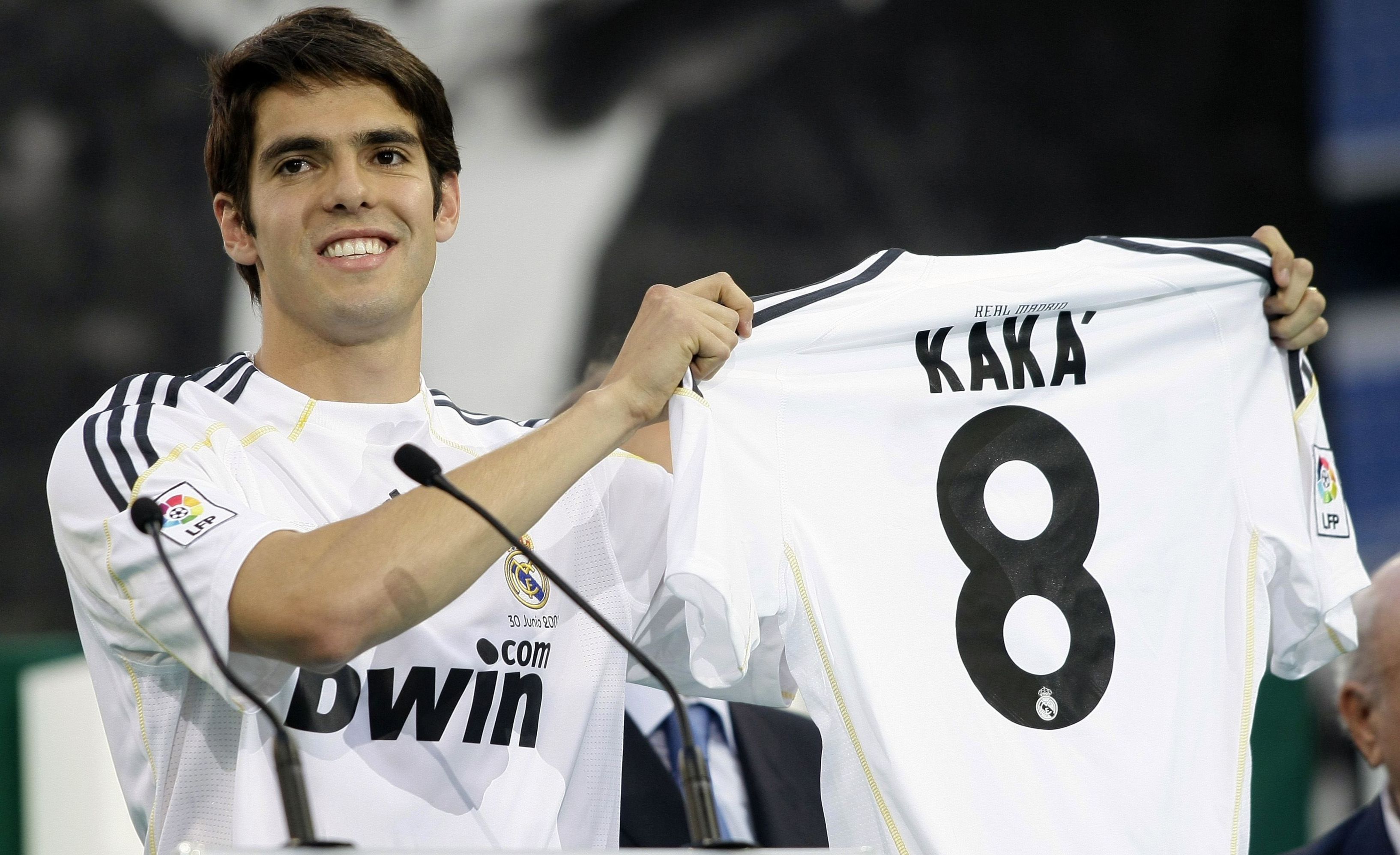 Kaká mostra a camisa 8 que usará pelos próximos cinco anos | Juan Medina / Reuters