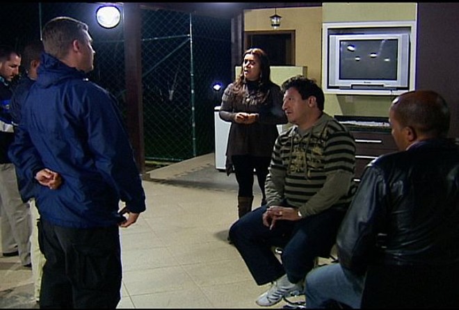 O vereador Denilson Pires (sentado) recebe a visita de policiais à paisana |