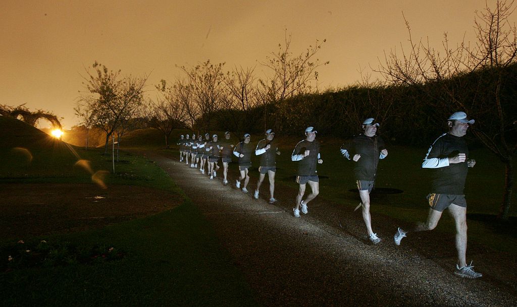 Na foto, o corredor Luiz Fernando Caropreso, em exercício noturno no Jardim Botânico: foto de múltipla exposição ilustra esforço da atividade física sob baixas temperaturas | Daniel Castellano/Gazeta do Povo