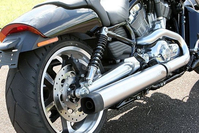 Dois escapes, um em cada lado da moto | 