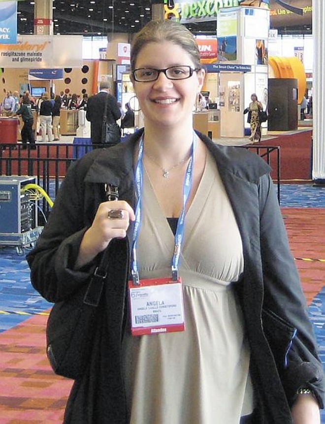 Presença de destaque - A médica Angela Casillo Christoforo acaba de retornar do 15º Encontro Paranaense de Endocrinologia, que aconteceu em Ponta Grossa e no qual teve participação de destaque, debatendo o tema Metas Glicêmicas do Diabético Tipo 2, assunto de extrema importância para os portadores da doença e estudiosos da área |