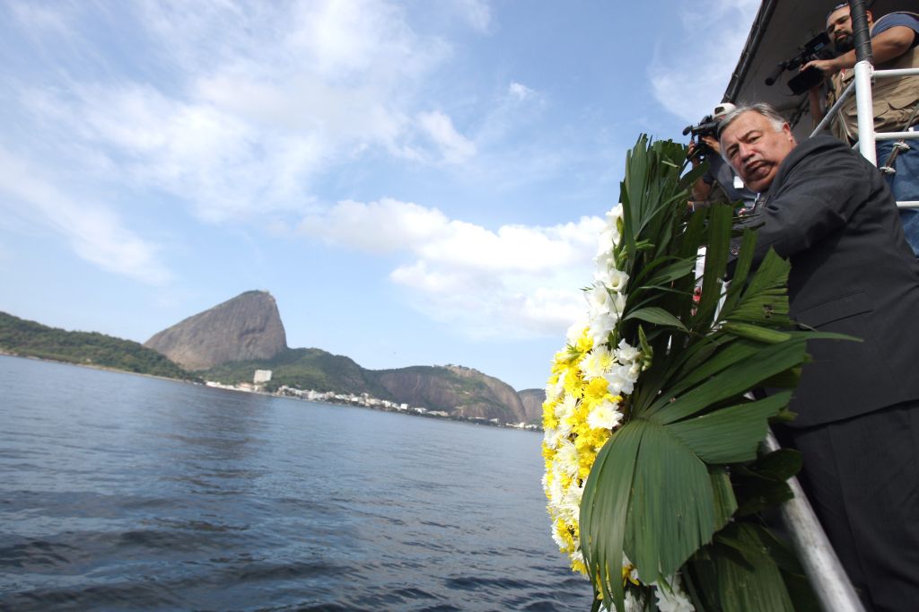 Líder do Senado da França Gerard Larcher joga coroa de flores na Baía de Guanabara, no Rio de Janeiro: homenagem as vítimas do acidente com o Airbus da Air France | Vanderlei Almeida / AFP Photo