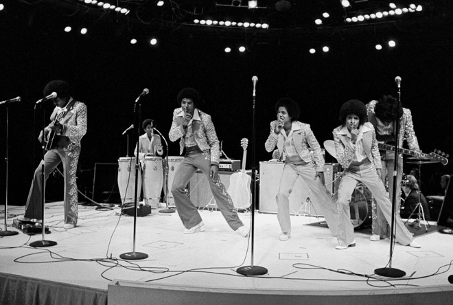 The Jackson 5: Tito, Randy, Jackie, Marlon, Michael e Jermaine durante apresentação em 1974 |